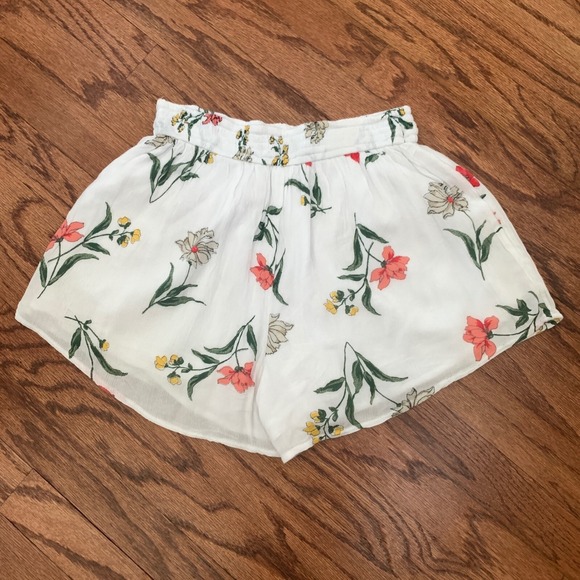 Hollister Floral Shorts White Red Flower Smocked Waist Boho BeachWear Size SM - Picture 3 of 7